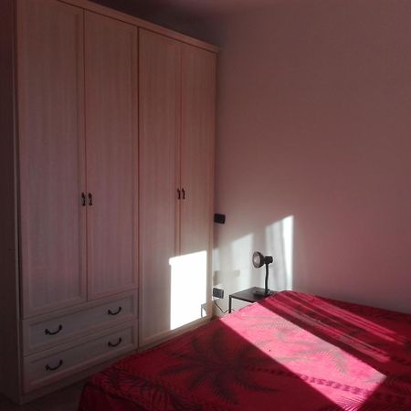 菲乌米奇诺A Santy'S House 1Piano-No Lift-Shuttle A Pagamento-Raggiungibile A Piedi Aeroporto-Fermata Bus Fiera Di Roma A 3 Minuti-Air Condiz Ed Extra Bed For A Fee A Pagamento公寓 外观 照片