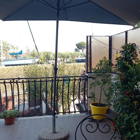 菲乌米奇诺A Santy'S House 1Piano-No Lift-Shuttle A Pagamento-Raggiungibile A Piedi Aeroporto-Fermata Bus Fiera Di Roma A 3 Minuti-Air Condiz Ed Extra Bed For A Fee A Pagamento公寓 外观 照片