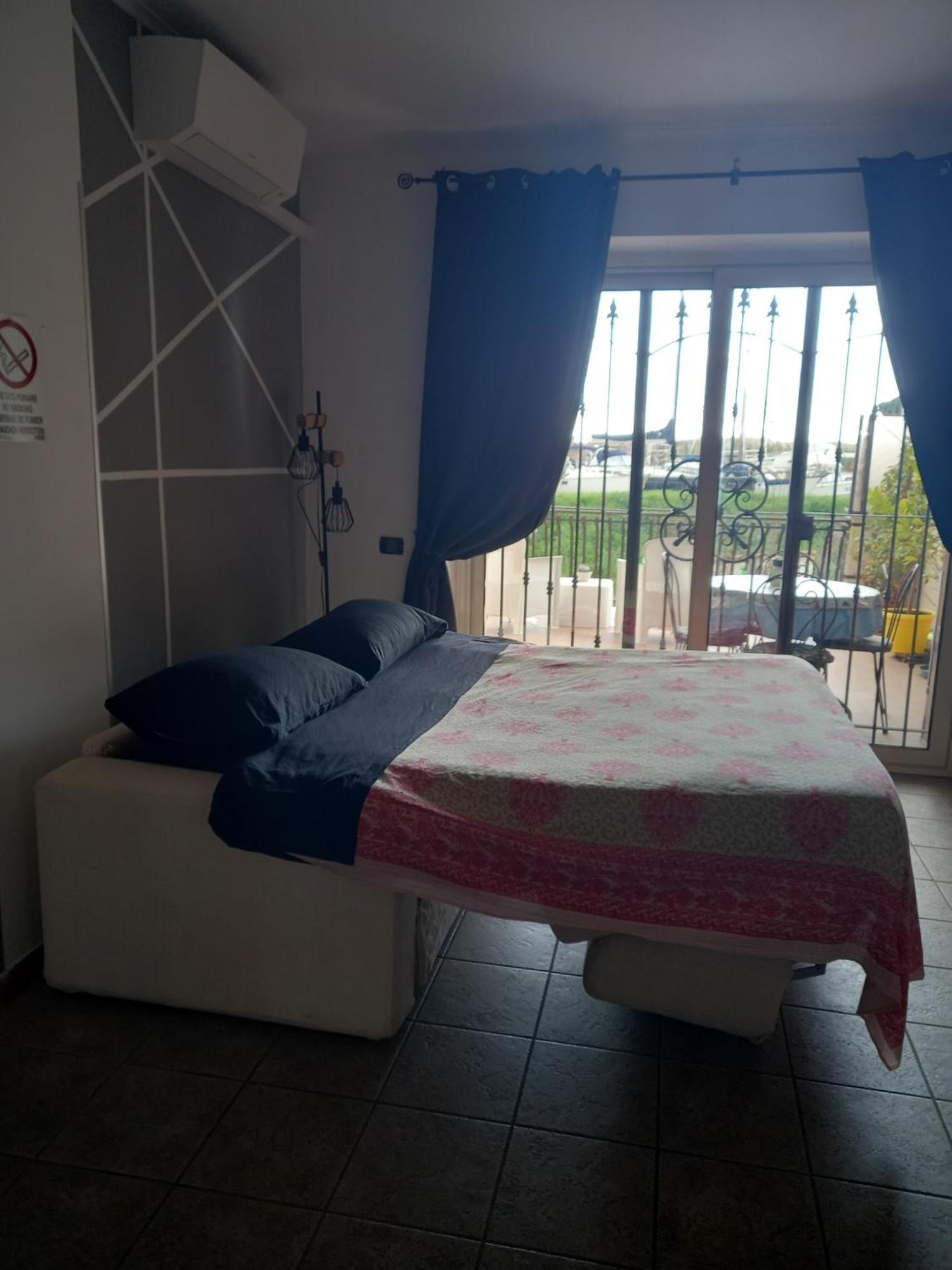 菲乌米奇诺A Santy'S House 1Piano-No Lift-Shuttle A Pagamento-Raggiungibile A Piedi Aeroporto-Fermata Bus Fiera Di Roma A 3 Minuti-Air Condiz Ed Extra Bed For A Fee A Pagamento公寓 外观 照片