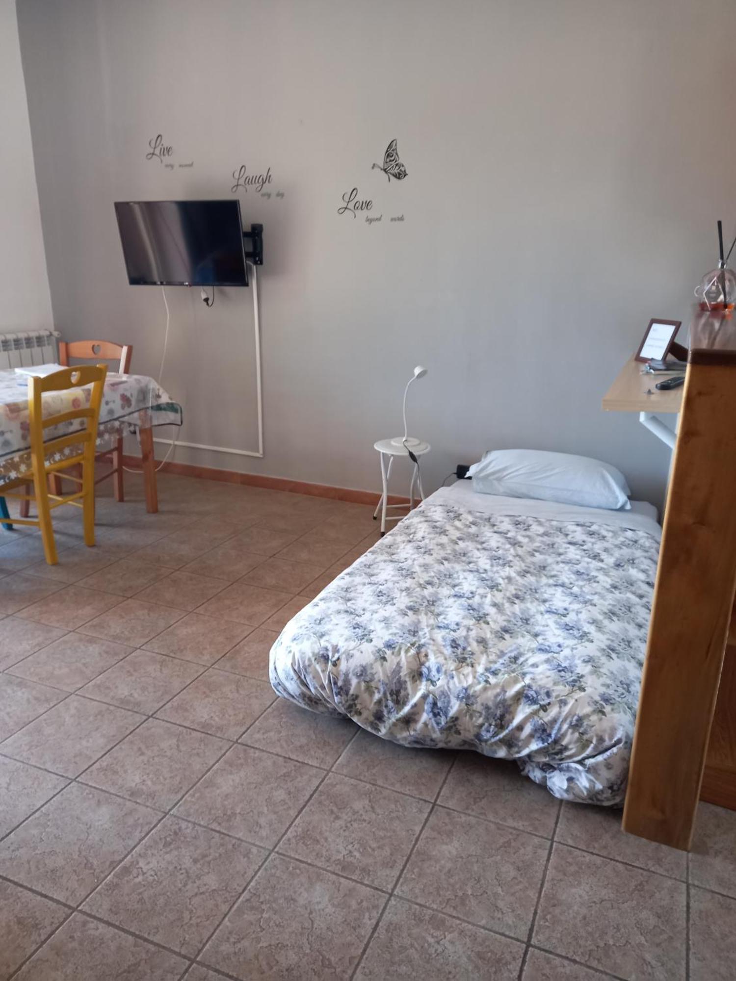 菲乌米奇诺A Santy'S House 1Piano-No Lift-Shuttle A Pagamento-Raggiungibile A Piedi Aeroporto-Fermata Bus Fiera Di Roma A 3 Minuti-Air Condiz Ed Extra Bed For A Fee A Pagamento公寓 外观 照片